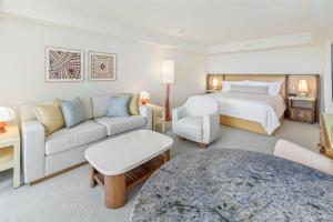 Ka Laʻi Waikiki Beach, LXR Hotels & Resorts客房内的一张或多张床位