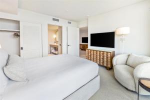 Ka Laʻi Waikiki Beach, LXR Hotels & Resorts的电视和/或娱乐中心