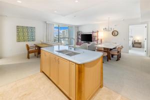 Ka Laʻi Waikiki Beach, LXR Hotels & Resorts的电视和/或娱乐中心