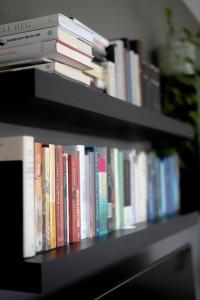 a book shelf filled with books on it at Leknestunet in Vestvågøya