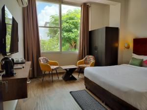 Postel nebo postele na pokoji v ubytování Saffron Inn - Expo India Mart