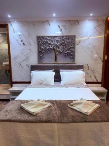 een slaapkamer met een bed met twee handdoeken erop bij Pousada Beira Rio in Santo Antônio do Pinhal