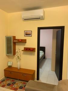 Giường trong phòng chung tại City Apartment Vlora 01