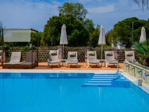 Bazén v ubytování Dennys Inn Hotel nebo v jeho okolí
