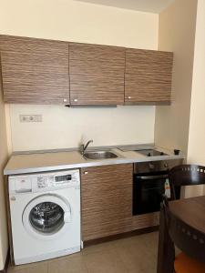 Køkken eller tekøkken på 2 Room Apartment Royal Sun Sunnybeach