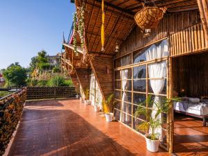 Ein Balkon oder eine Terrasse in der Unterkunft Moustache Select Mukteshwar
