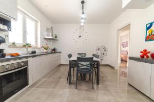 Η κουζίνα ή μικρή κουζίνα στο La Torretta +24 φωτογραφίες