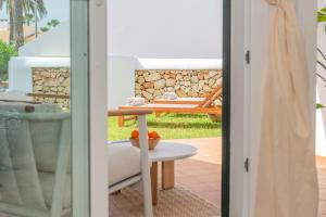 Boutique apartament في ثيوداديلا: باب للباحة مع طاولة وكرسي