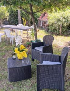a group of chairs and a table with flowers on it at La Casa del Mugnaio in Rotonda