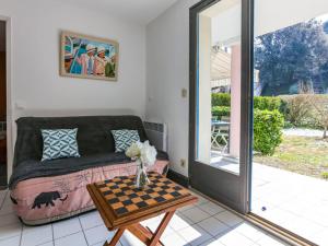 una sala de estar con una mesa de ajedrez en Residence l 'agora, en Vaux-sur-Mer