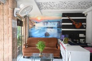 Posezení v ubytování Om Shanti Guest House-Near Ruby General Hospital & Science City