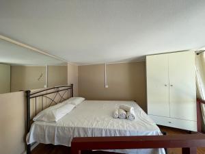 Rúm í herbergi á Amalthea Serenity Suite