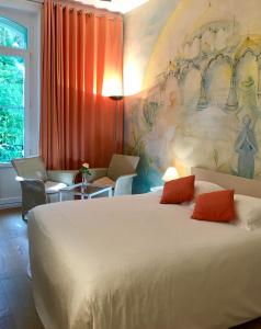 Кровать или кровати в номере Le Windsor, Jungle Art Hotel +90 фотографий