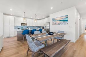 Η κουζίνα ή μικρή κουζίνα στο Azure Sands condo