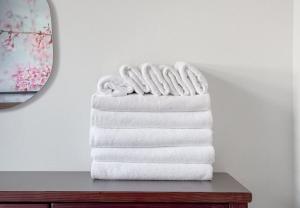 a stack of towels on a table with a mirror at 幡ヶ谷2丁目 in Tokyo +176 photos