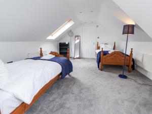 リルにあるMount Houseのベッドルーム(ベッド2台、ランプ付)