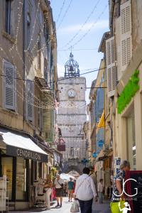 アプトにあるLe Lavandin - 3 to 4 beds - Hypercentre - Wifiの市役所時計塔