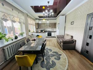 Χώρος καθιστικού στο Nur Kyrgyz Guest House +15 φωτογραφίες