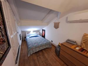 niewielka sypialnia z łóżkiem i komodą w obiekcie "La Casita", 2 Floors Apartment, Private Parking 1 car OR 2 Bikes, Air-Cond and Terrace w mieście Livorno
