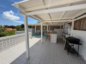 eine weiße Pergola auf einer Terrasse mit einem Tisch in der Unterkunft Villa Ben Uluwatu in Uluwatu