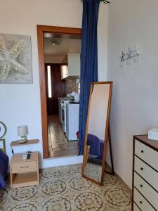 a mirror in the corner of a room with a kitchen at Casa Nenetta in La Maddalena