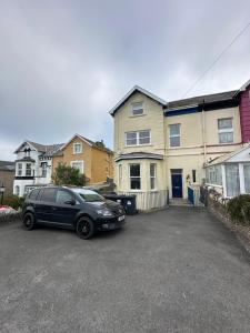 ein schwarzes Auto, das vor einem Haus geparkt ist in der Unterkunft Horizon Vista in Ilfracombe