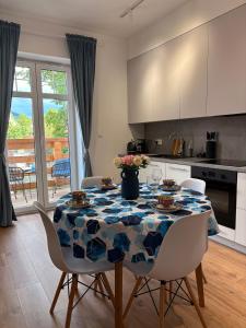 Kuchyň nebo kuchyňský kout v ubytování Apartamenty EverySky Blue Kowary, łatwy dostęp, widok na góry, winda