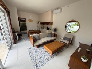 ein Wohnzimmer mit Sofa und Tisch in der Unterkunft Villa Ben Uluwatu in Uluwatu