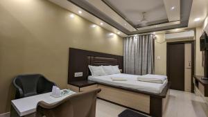 Postel nebo postele na pokoji v ubytování HOTEL BINAPANI Deluxe 1