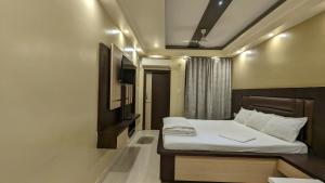 Postel nebo postele na pokoji v ubytování HOTEL BINAPANI Deluxe 1