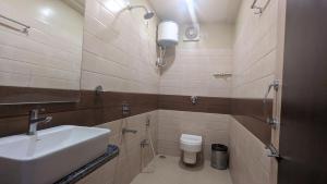 Koupelna v ubytování HOTEL BINAPANI Deluxe 1