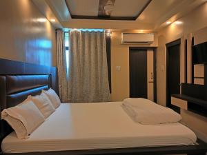 Postel nebo postele na pokoji v ubytování HOTEL BINAPANI Deluxe 1