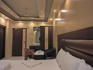 Postel nebo postele na pokoji v ubytování HOTEL BINAPANI Deluxe 1