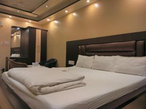Postel nebo postele na pokoji v ubytování HOTEL BINAPANI Deluxe 1