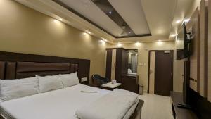 Postel nebo postele na pokoji v ubytování HOTEL BINAPANI Deluxe 1