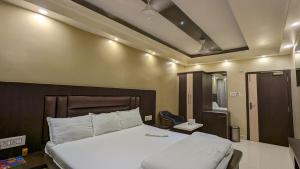 Postel nebo postele na pokoji v ubytování HOTEL BINAPANI Deluxe 1