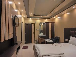 Postel nebo postele na pokoji v ubytování HOTEL BINAPANI Deluxe 1