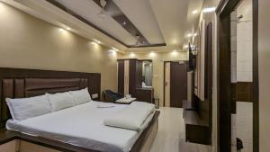 Postel nebo postele na pokoji v ubytování HOTEL BINAPANI Deluxe 1