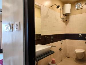 Koupelna v ubytování HOTEL BINAPANI Deluxe 1