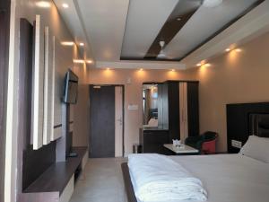 Postel nebo postele na pokoji v ubytování HOTEL BINAPANI Deluxe 1