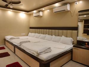 Postel nebo postele na pokoji v ubytování HOTEL BINAPANI Deluxe 1