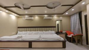 Postel nebo postele na pokoji v ubytování HOTEL BINAPANI Deluxe 1