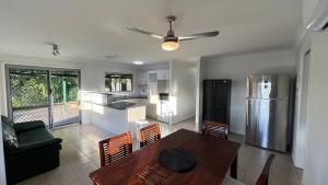Η κουζίνα ή μικρή κουζίνα στο 3 Bed House free parking,Master with AC
