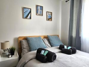 a bedroom with a bed with two pillows on it at TownStay- Modern 2 bedroom apartment with en-suite in Northampton
