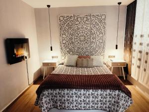 Postel nebo postele na pokoji v ubytování Apartamentos De la Haya & Suite con Jacuzzi, junto al Teatro Romano