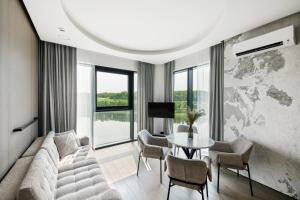 Ruang duduk di Sky&River Towe Apartments Kaunas City Center