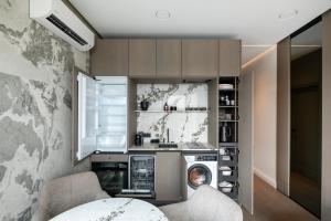 Dapur atau dapur kecil di Sky&River Towe Apartments Kaunas City Center