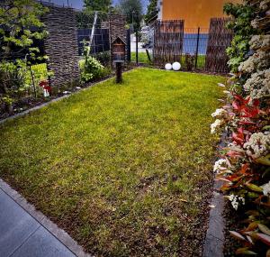 a yard with a bird house in the grass at Mittendrin Ortenau in Kehl am Rhein