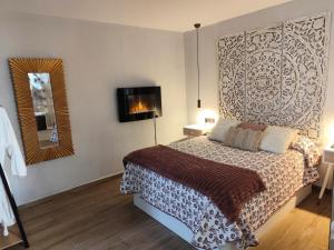 Postel nebo postele na pokoji v ubytování Apartamentos De la Haya & Suite con Jacuzzi, junto al Teatro Romano