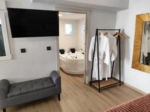 TV a/nebo společenská místnost v ubytování Apartamentos De la Haya & Suite con Jacuzzi, junto al Teatro Romano